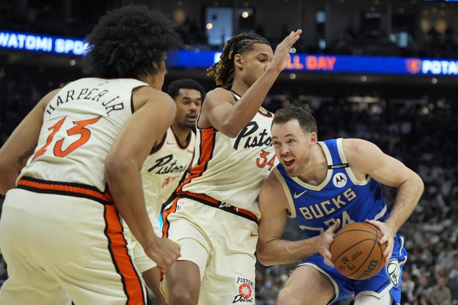 康诺顿43分11板 雄鹿加时击败活塞