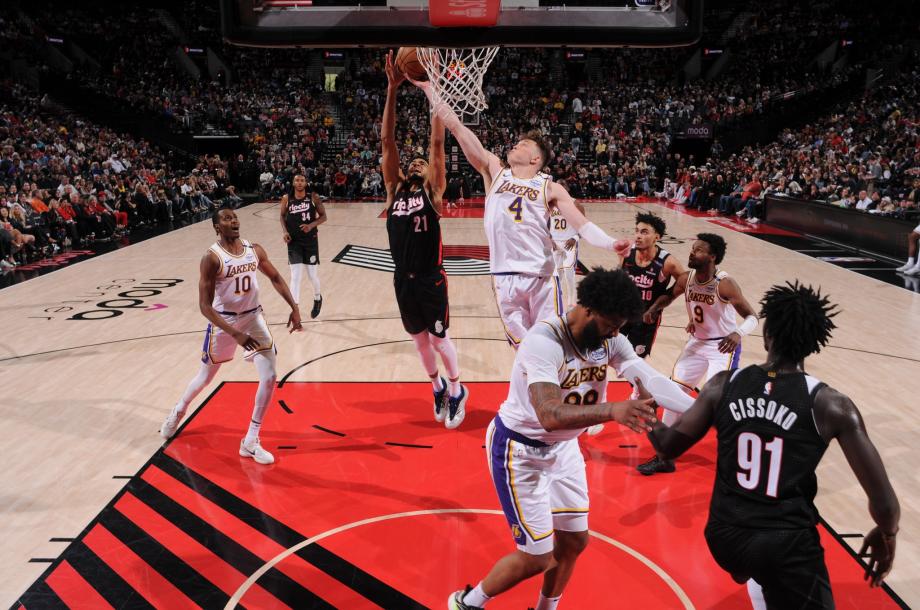 克内克特27分8板 湖人客场不敌开拓者