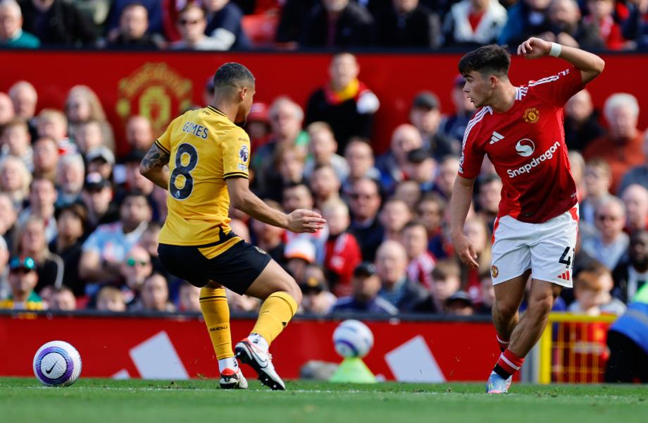 萨拉维亚任意球破门 狼队客胜曼联成功保级