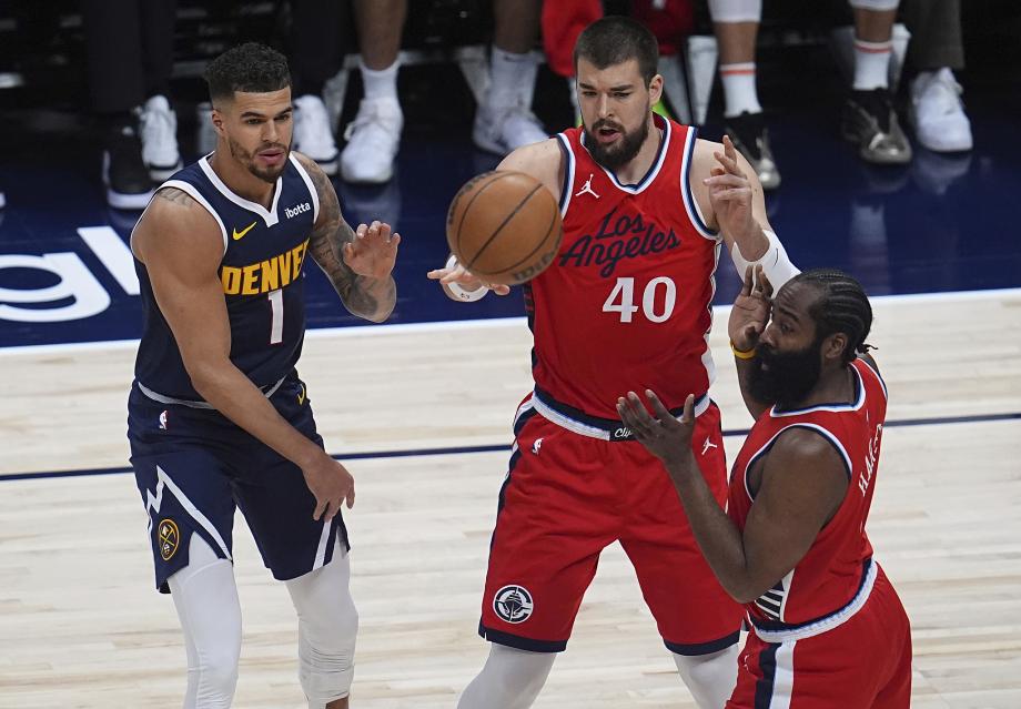 莱昂纳德39分约基奇空砍三双 快船险胜掘金