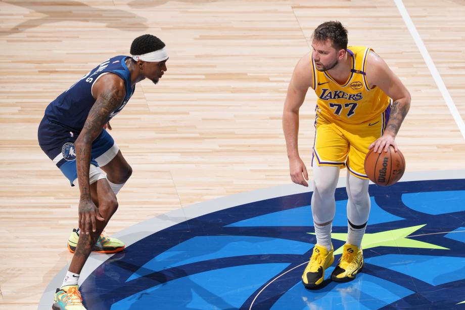 爱德华兹29分詹姆斯38+10 森林狼胜湖人总分2-1