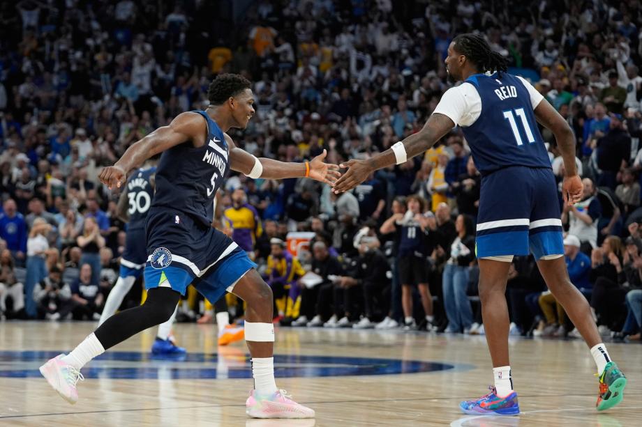 爱德华兹43+9+6 森林狼险胜湖人夺赛点