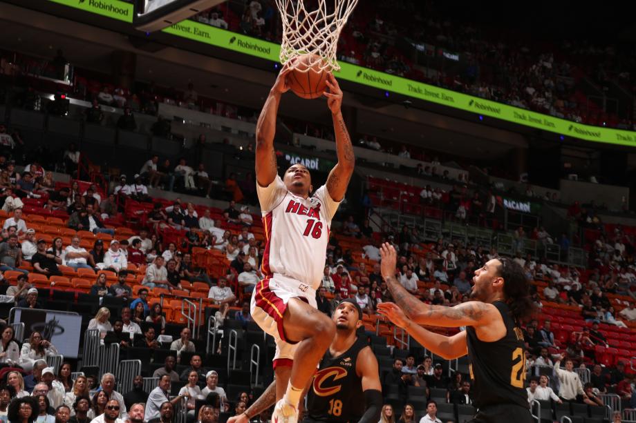 骑士138-83狂胜热火 米切尔22分5助