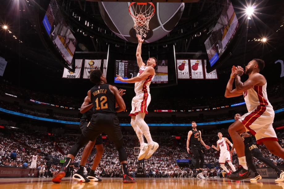 骑士138-83狂胜热火 米切尔22分5助