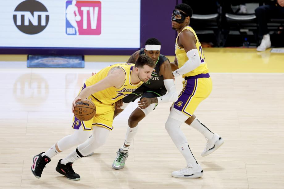 詹姆斯22+7+6 湖人主场不敌森林狼总分1-4出局