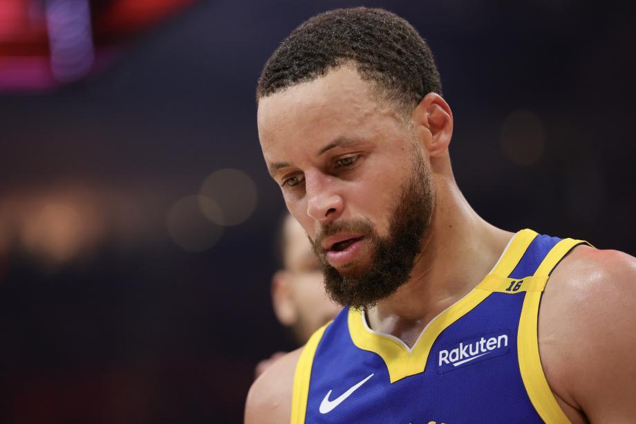 范弗里特26分库里13+7 火箭击败勇士总分2-3