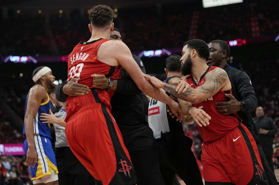 范弗里特26分库里13+7 火箭击败勇士总分2-3