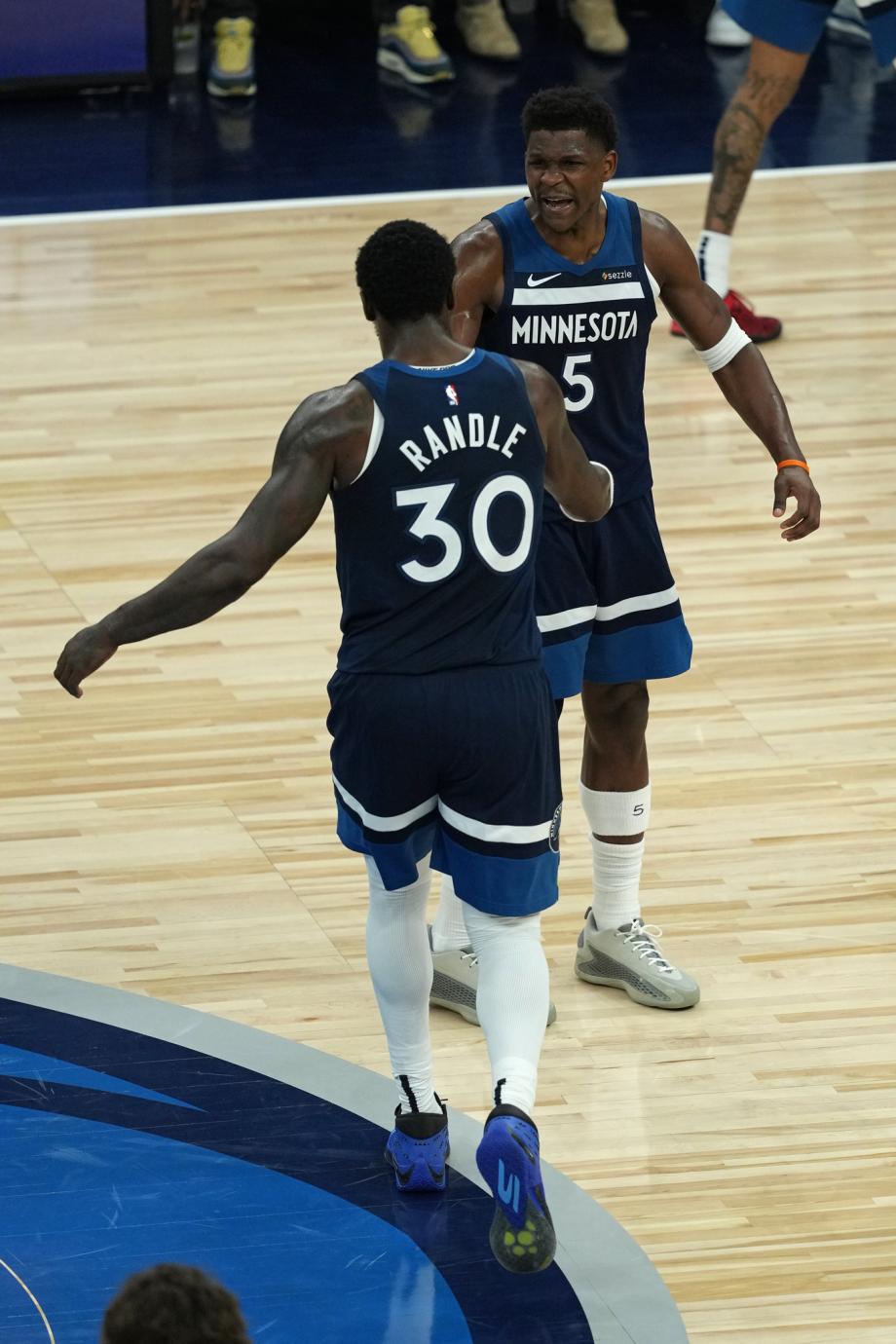 兰德尔24+7+11库里伤缺 森林狼轻取勇士追平大比分