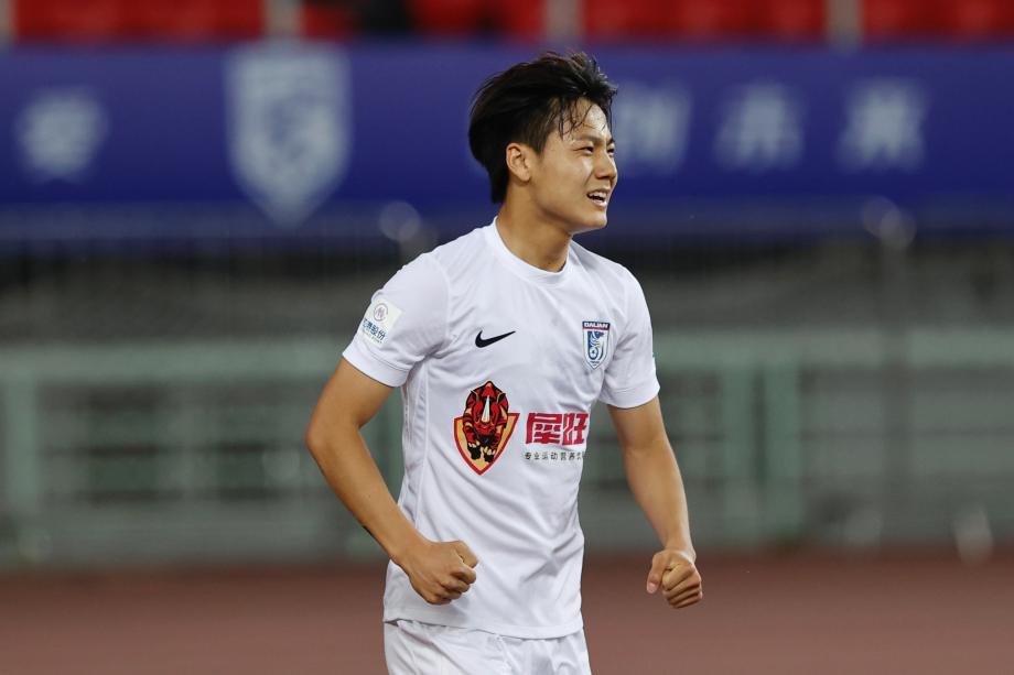 毛伟杰破门图多列点射绝平 三镇5分钟2球2-2英博