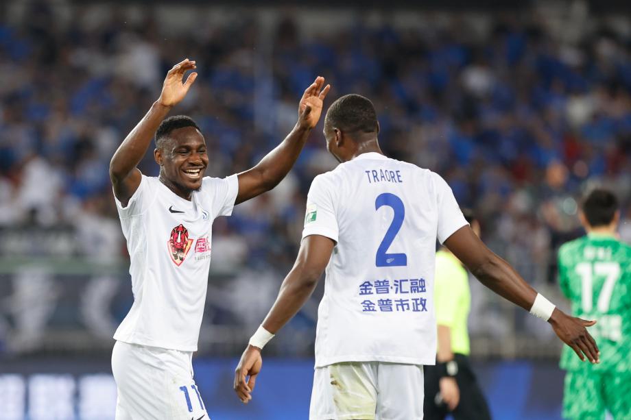 毛伟杰破门图多列点射绝平 三镇5分钟2球2-2英博