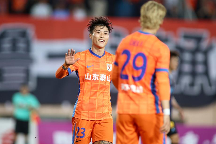 克雷桑梅开二度 山东泰山5-0大胜青岛红狮