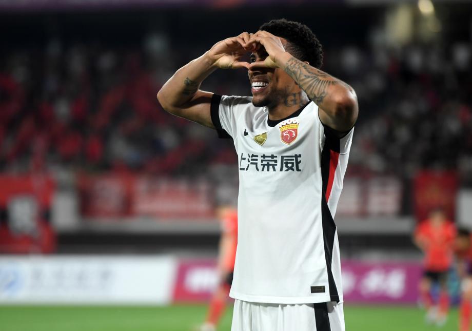 古斯塔沃双响 上海海港6-2晋级足协杯16强