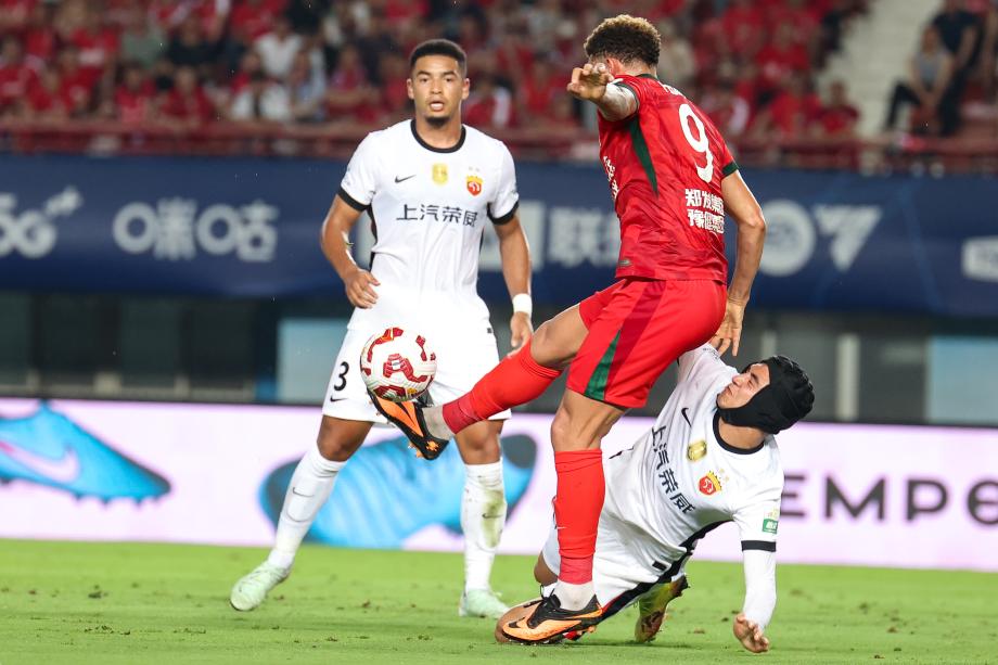 莱昂纳多传射李新翔破门 上海海港3-1河南队五轮不败