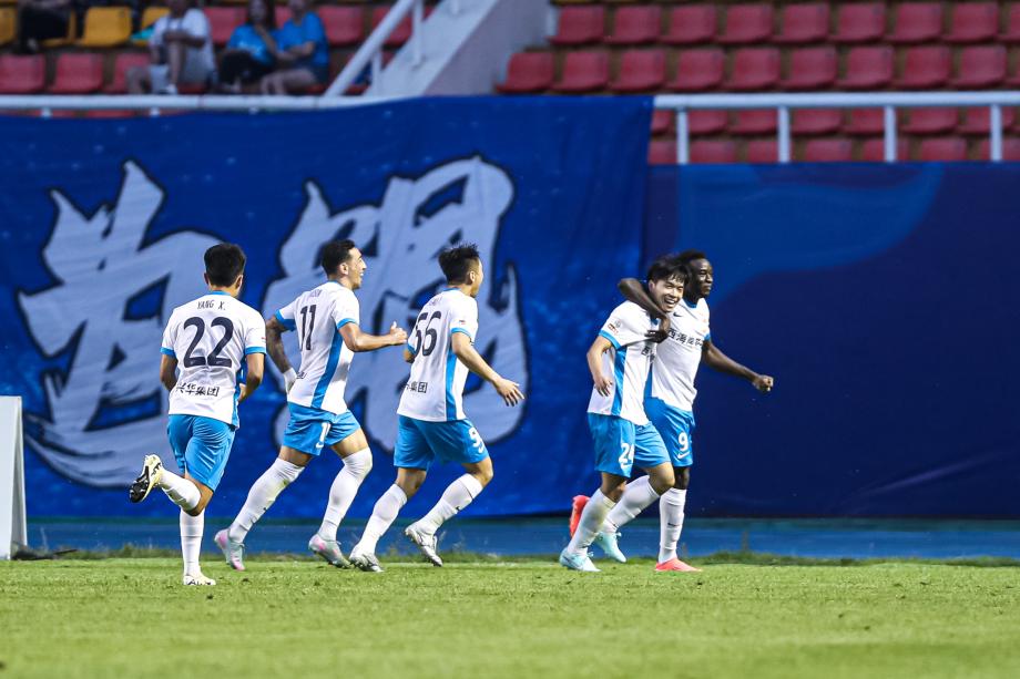 阿齐兹传射 青岛西海岸2-0晋级足协杯八强