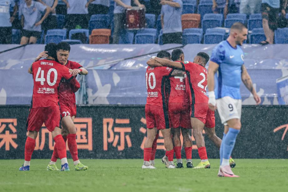 莱昂纳多传射建功 上海海港战胜深圳新鹏城