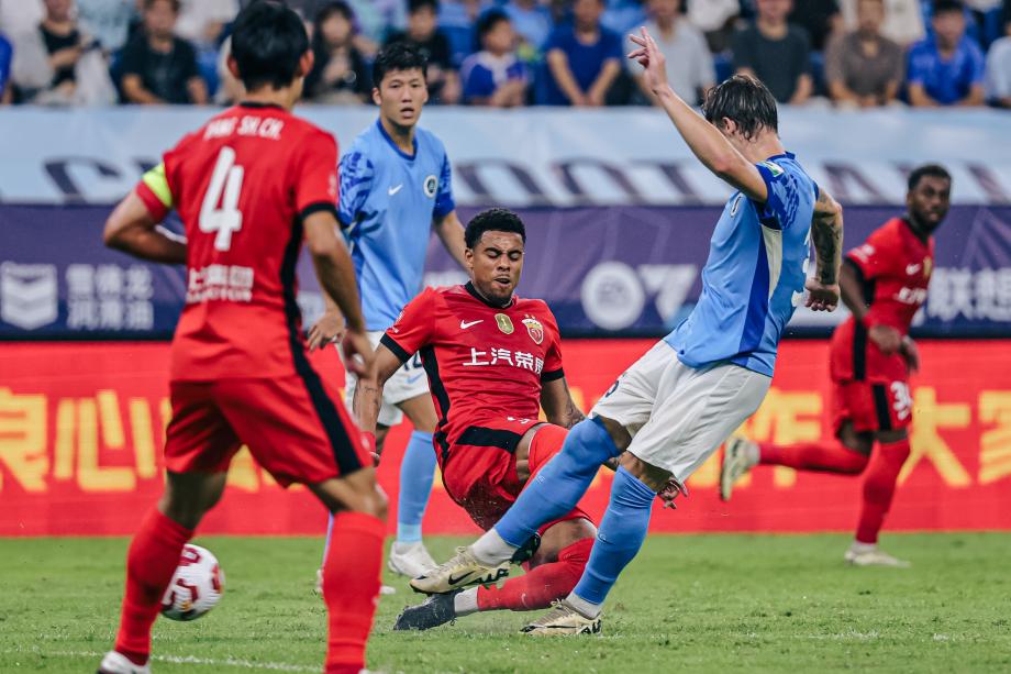 莱昂纳多传射建功 上海海港战胜深圳新鹏城