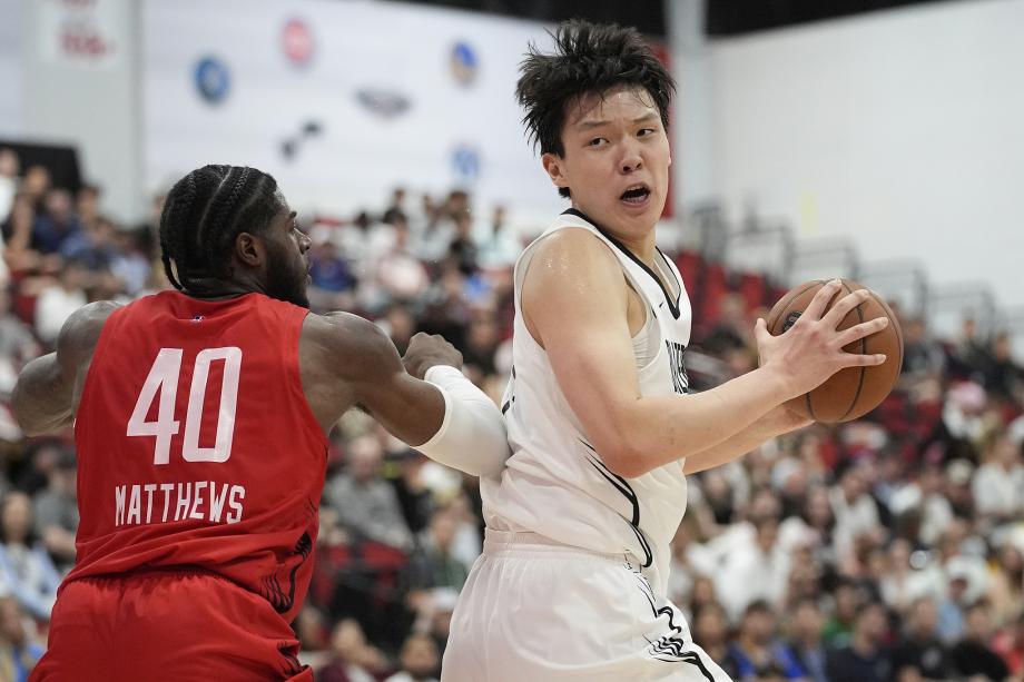 杨瀚森8分8板5助3帽表现全面 开拓者大胜火箭