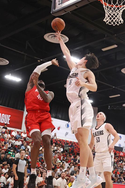 杨瀚森8分8板5助3帽表现全面 开拓者大胜火箭