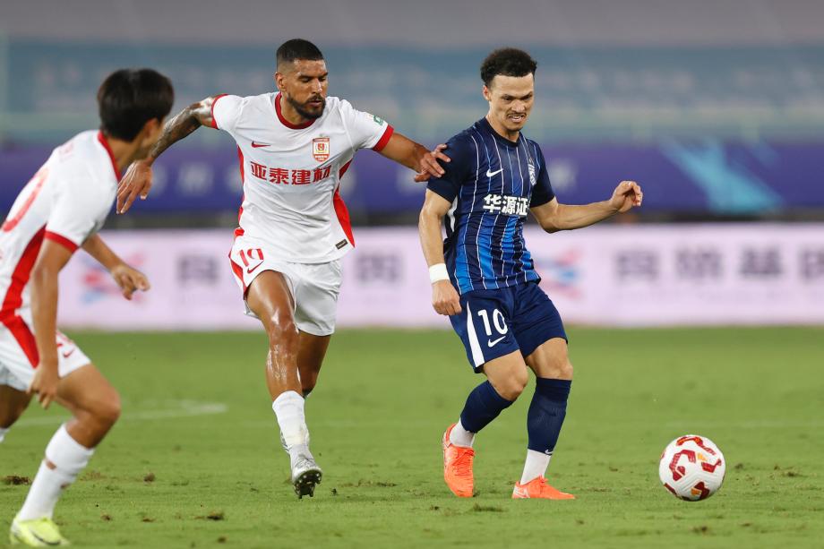 进球机会把握不住 武汉三镇主场平长春亚泰