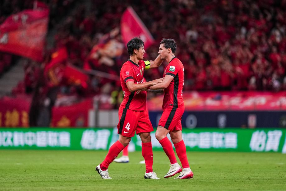 主场大胜河南队 上海海港领跑联赛积分榜