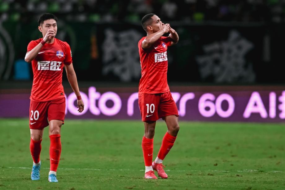 王钰栋送点弗兰克3分钟双响 浙江队2-2梅州客家