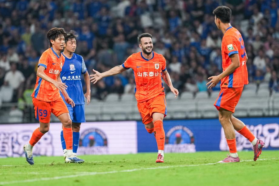 卡扎伊什维利帽子戏法 泰山客场战平申花