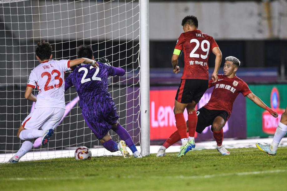 补时打入两球 长春亚泰主场战平青岛海牛