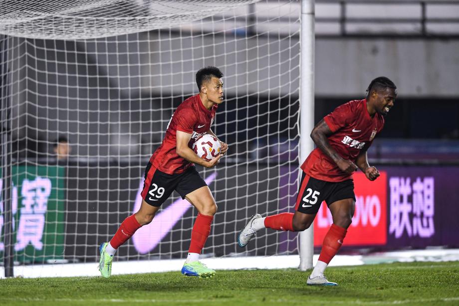 补时打入两球 长春亚泰主场战平青岛海牛