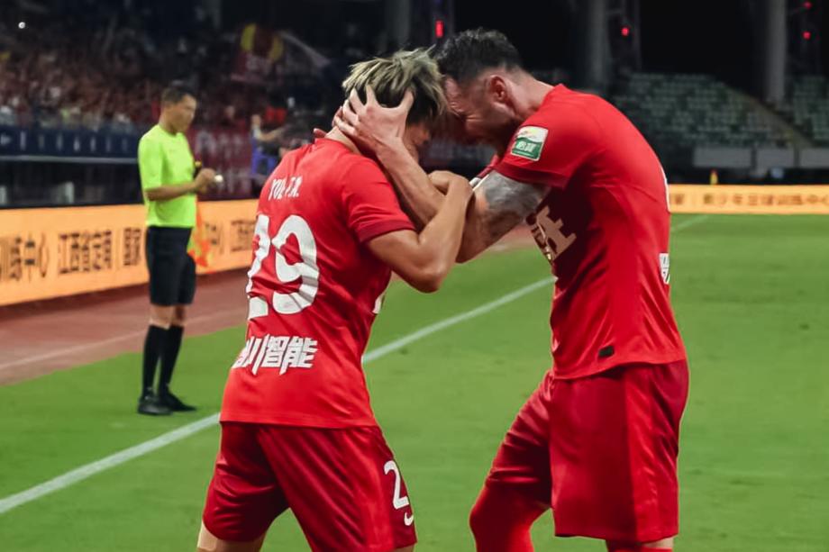 后卫解围失误送大礼 梅州客家击败青岛海牛