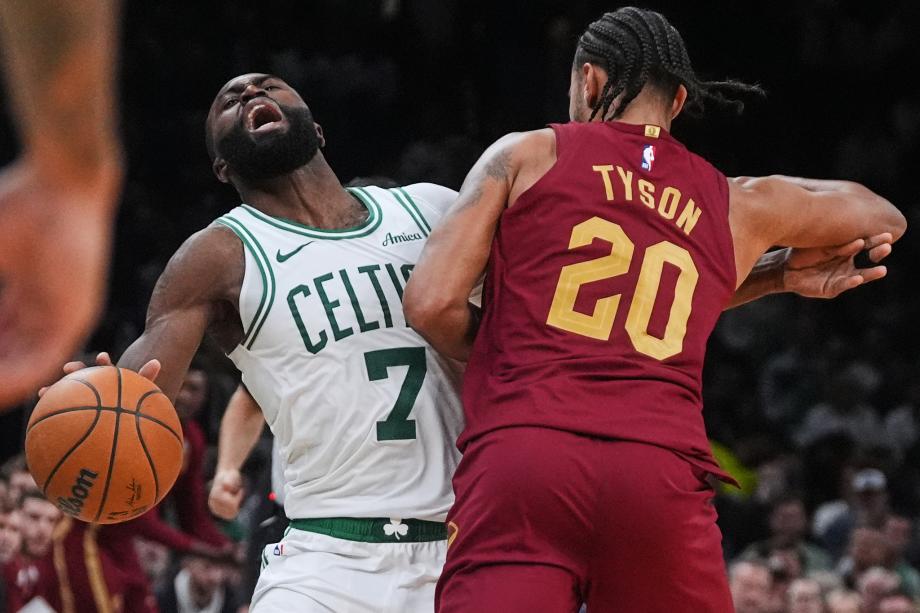 布朗30分莫布利19+11 凯尔特人20分大胜骑士