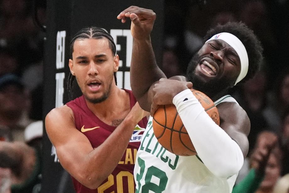 布朗30分莫布利19+11 凯尔特人20分大胜骑士