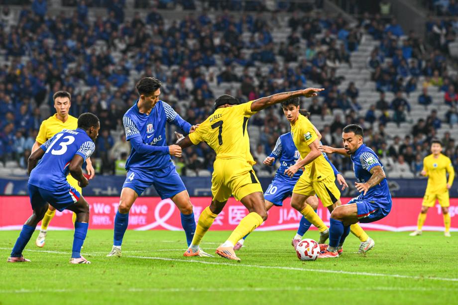 申花1-0新鹏城升至第二 中超冠军悬念最后一轮揭晓