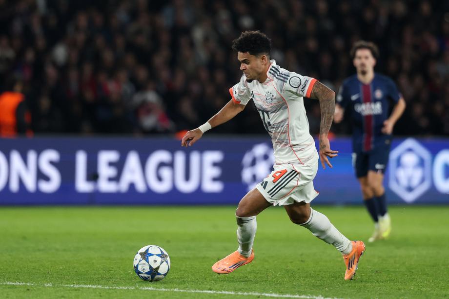 迪亚斯双响+直红 十人拜仁2-1巴黎全胜领跑