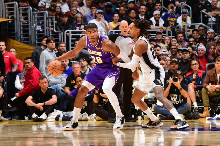 东契奇35+9+13艾顿22+10文班19+8 湖人险胜马刺