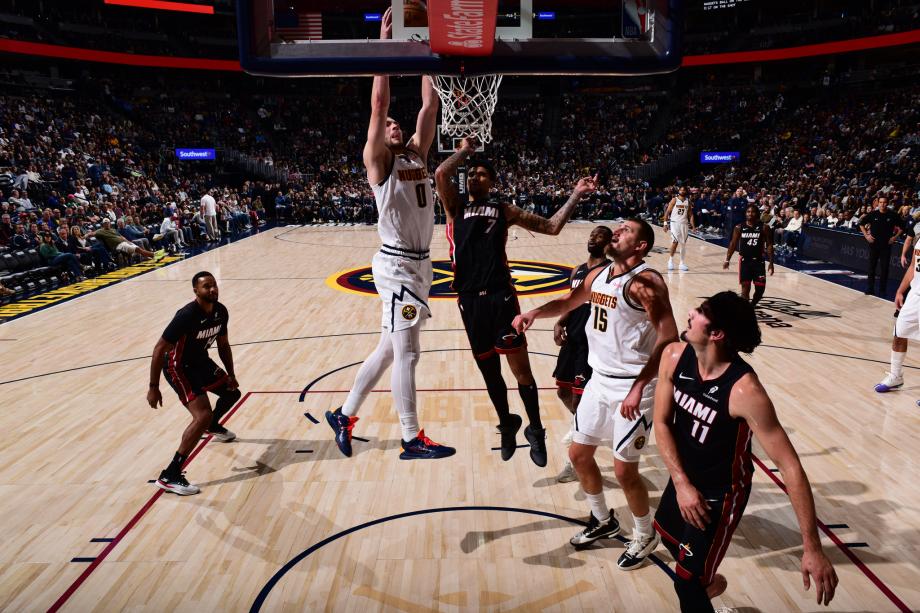 约基奇33+15+16阿德巴约伤退 掘金战胜热火