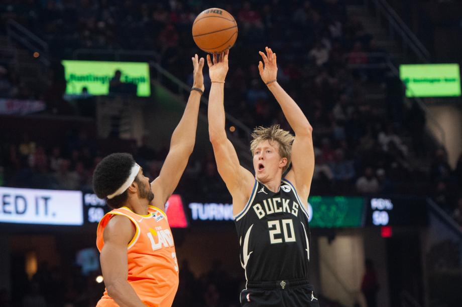 字母哥伤退米切尔37+5+7 骑士力克雄鹿