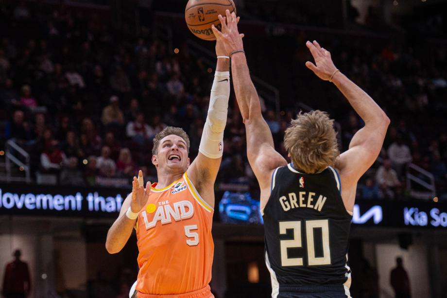 字母哥伤退米切尔37+5+7 骑士力克雄鹿