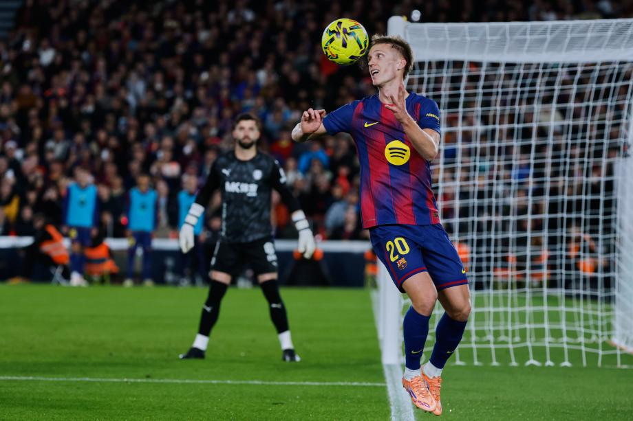 亚马尔传射奥尔莫双响 巴萨3-1阿拉维斯联赛登顶