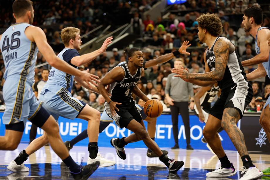 巴恩斯31+5福克斯29分 马刺主场力擒灰熊