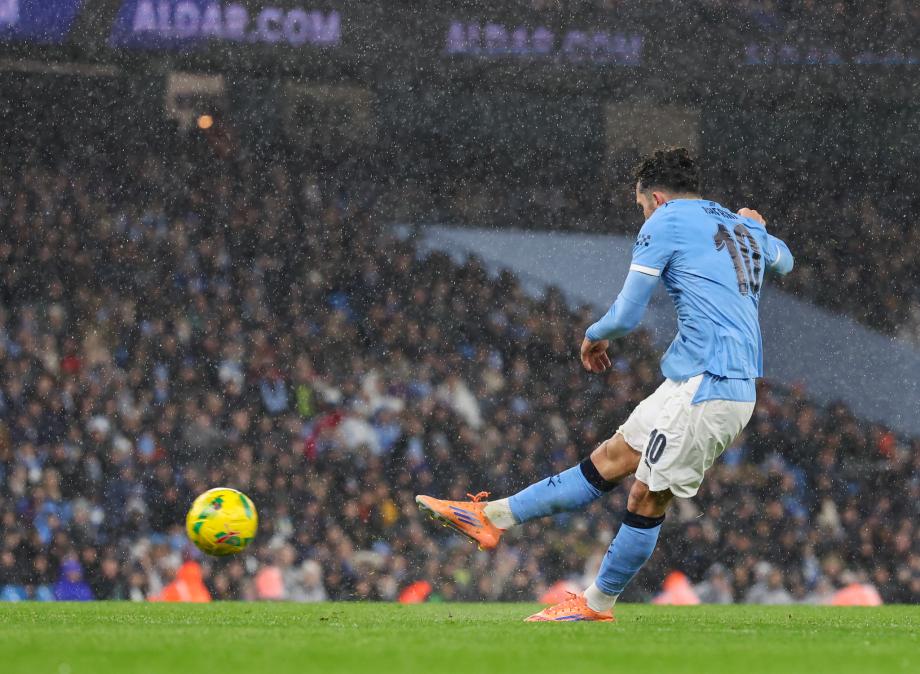 联赛杯-谢尔基破门萨维尼奥建功 曼城2-0晋级四强