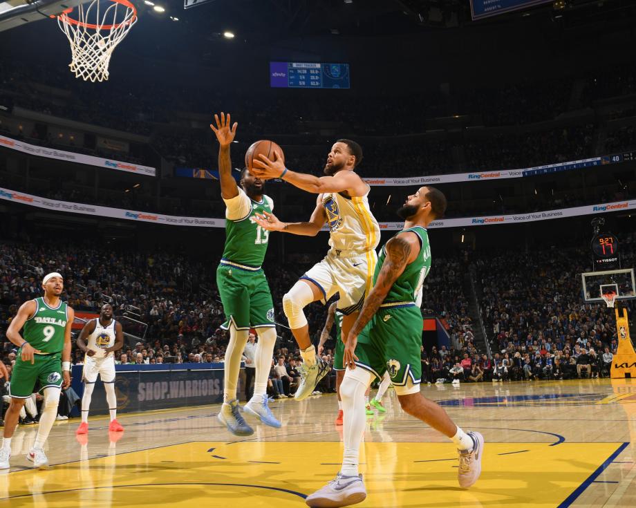 [图]库里23+4弗拉格27+6 骁雄征服独行侠迎三连胜体育集锦