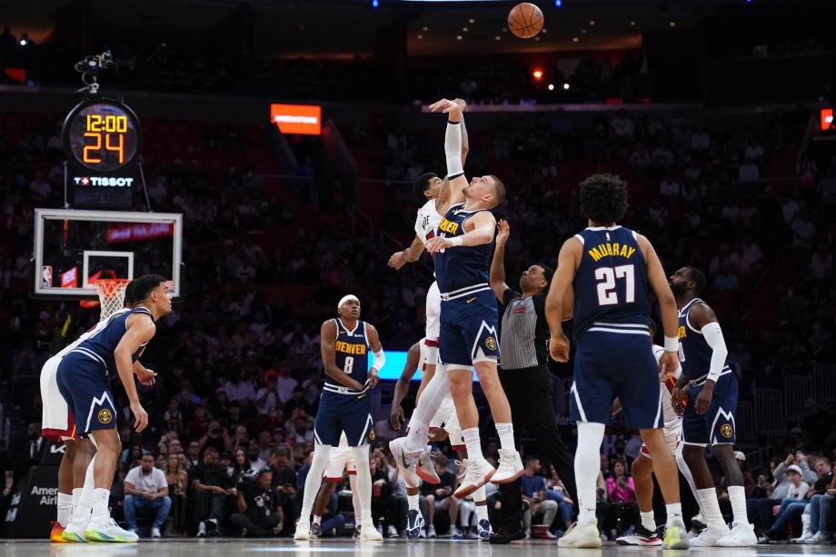 约基奇伤退鲍威尔25+4 热火大胜掘金