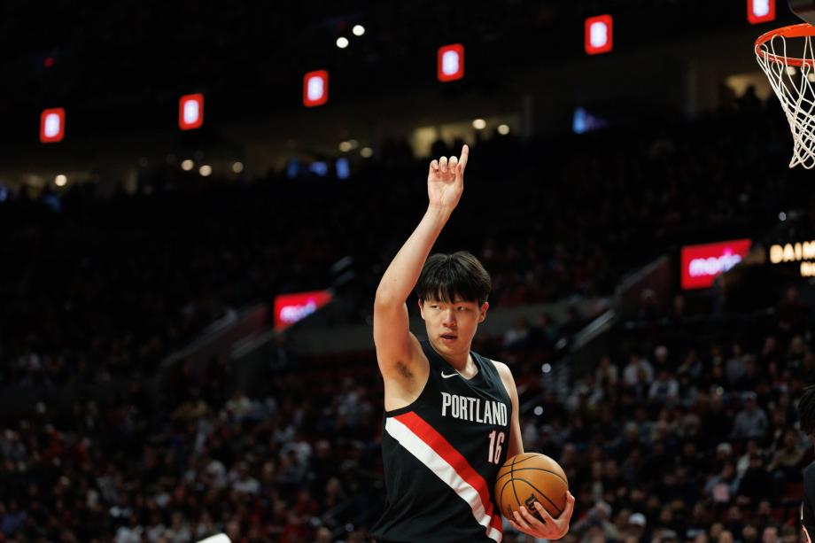 杨瀚森出战10分钟献1助攻 开拓者胜独行侠