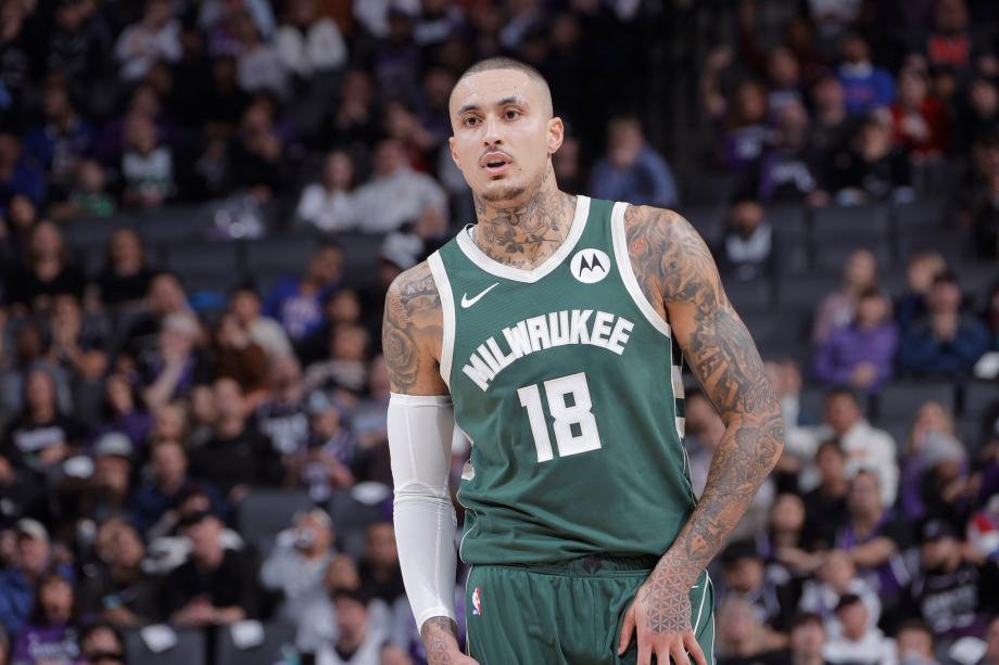 字母哥37+11拉文复出20分 雄鹿客场大胜国王