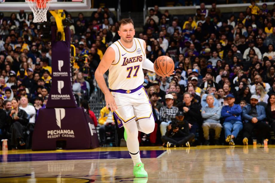 詹姆斯26+10助攻里程碑东契奇36+9 湖人逆转灰熊