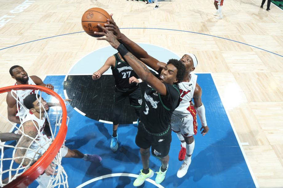 爱德华兹26+5鲍威尔21分 森林狼扑灭热火迎三连胜