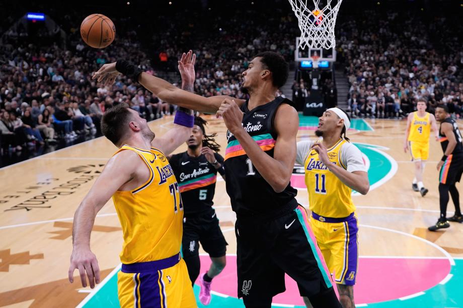 东契奇空砍38+10+10文班亚马16+14 湖人不敌马刺