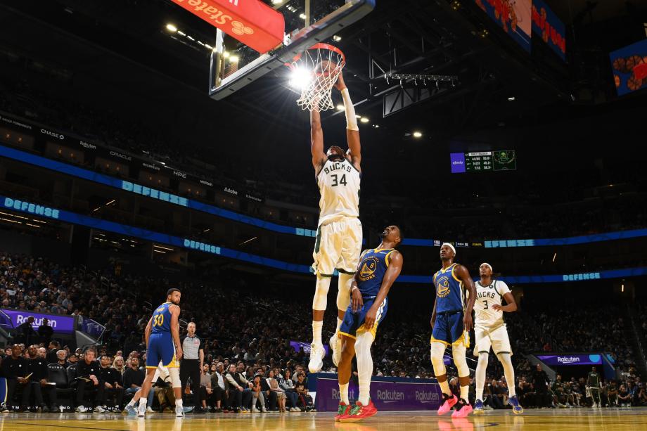 库里31+7+7字母哥空砍34+10+5 勇士力擒雄鹿