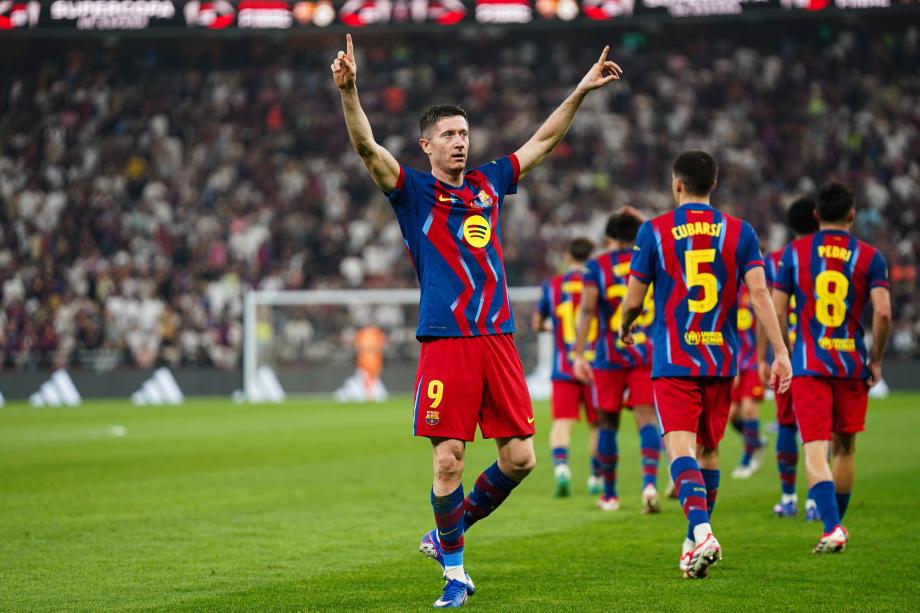 西超杯-拉菲尼亚双响维尼修斯一条龙 巴萨卫冕