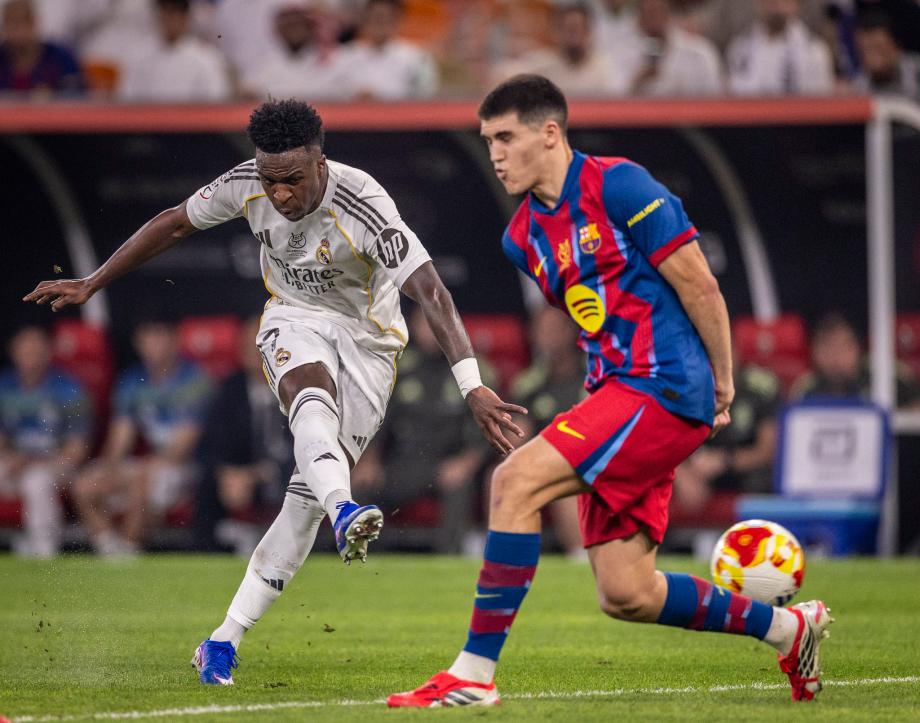 西超杯-拉菲尼亚双响维尼修斯一条龙 巴萨卫冕